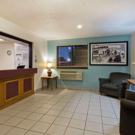 Super 8 By Wyndham Lexington Park/California Area Hotel Buitenkant foto